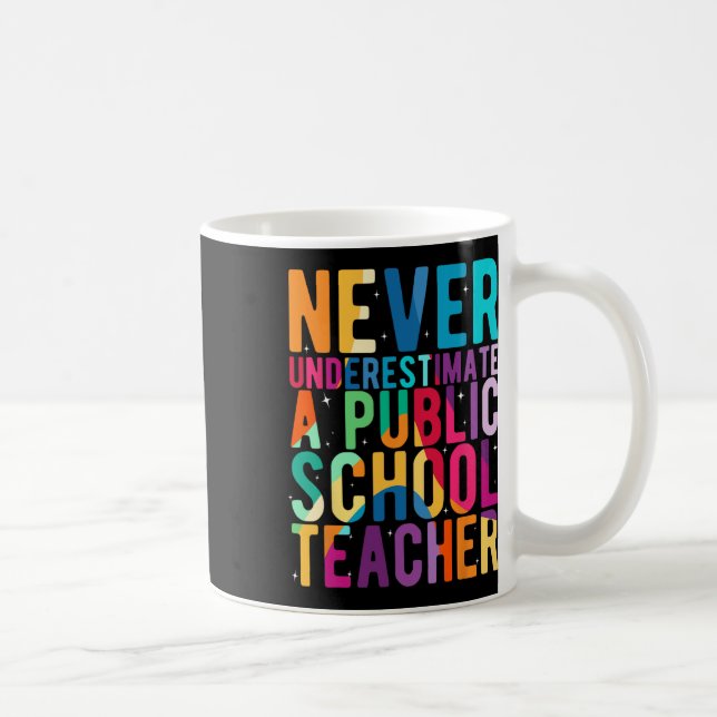 Mug Ne sous-estimez jamais un professeur d'école publi (Droite)