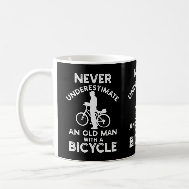 Mug Ne sous-estimez jamais un vieil homme à vélo (Gauche)