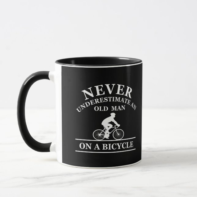 Mug ne sous-estimez jamais un vieil homme à vélo (Gauche)