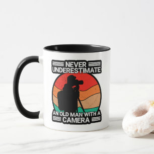 Mug Ne sous-estimez jamais un vieil homme avec un appa