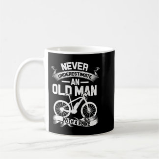 Mug Ne sous-estimez jamais un vieil homme avec un E-Bi