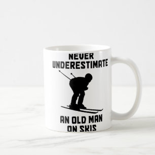 Mug Ne sous-estimez jamais un vieil homme sur des skis