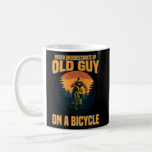 Mug Ne Sous-Estimez Jamais Un Vieux Gars Sur Un Vélo