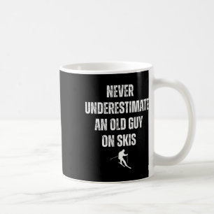 Mug Ne sous-estimez jamais un vieux sur des skis drôle