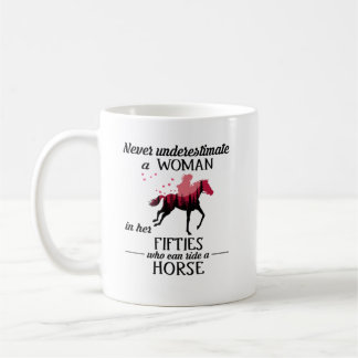 Mug Ne Sous-Estimez Jamais Une Femme À Cheval Dans Les
