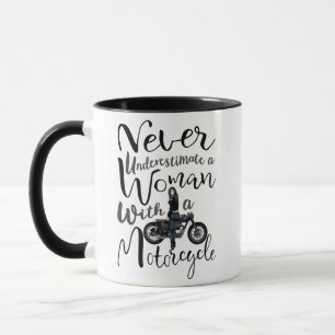 Mug Ne sous-estimez jamais une femme avec un cadeau de