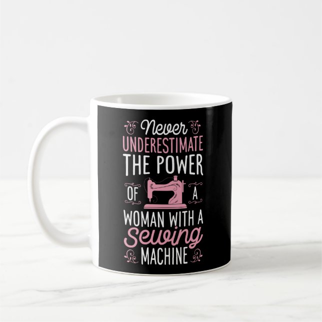 Mug Ne Sous-Estimez Jamais Une Femme Avec Une Machine  (Gauche)