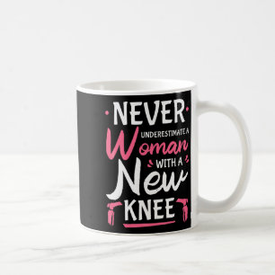 Mug Ne sous-estimez jamais une femme avec une nouvelle