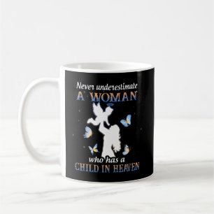Mug Ne sous-estimez jamais une femme qui a un enfant d