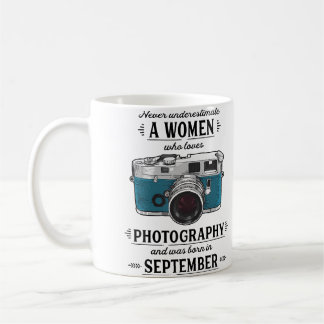 Mug Ne sous-estimez jamais une femme qui aime la photo