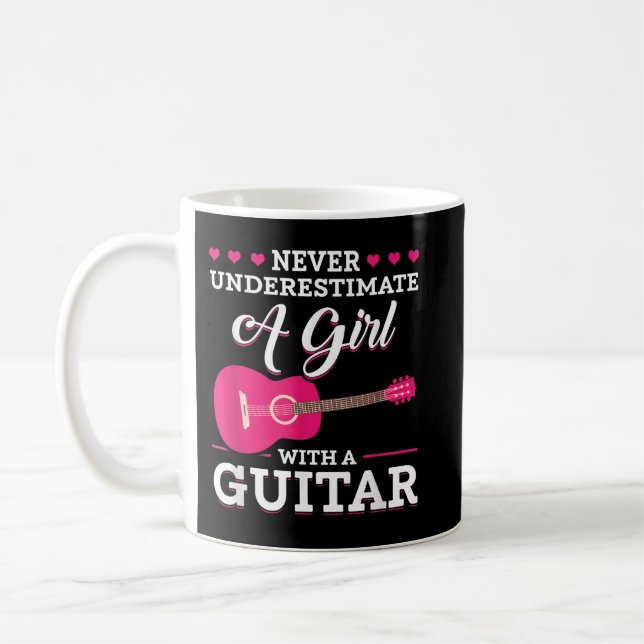 Mug Ne Sous-Estimez Jamais Une Fille Avec Une Guitare (Gauche)