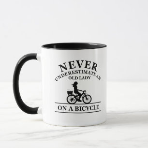Mug Ne sous-estimez jamais une vieille dame à vélo