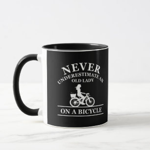 Mug Ne sous-estimez jamais une vieille dame à vélo