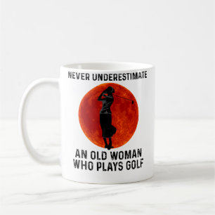 Mug Ne sous-estimez jamais une vieille femme qui joue