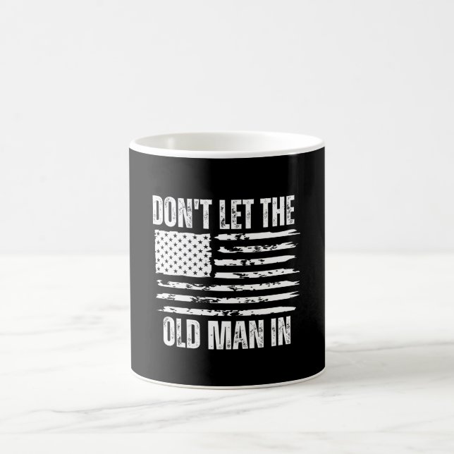 Mug N'empêche pas le vieil homme d'entrer Drapeau amér (Centre)
