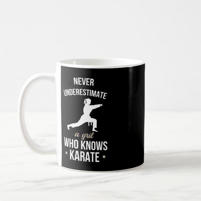Mug Never Underestimate A Girl Who Knows Karate Martia (Gauche)