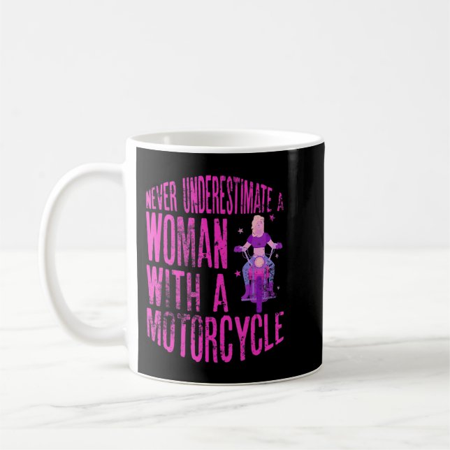 Mug Never Underestimate A Woman With A Motorcycle A Fu (Gauche)