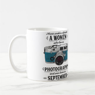 Mug Never Underestimate A Women Who Loves Photography 