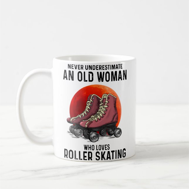 Mug Never Underestimate An Old Woman Who Loves Roller  (Gauche)