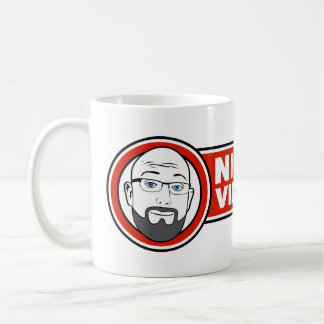 Mug Nick joue des jeux vidéo et boit du café