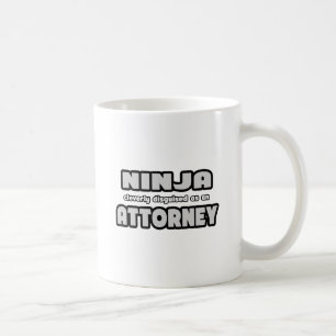 Mug Ninja Clairement déguisé en procureur