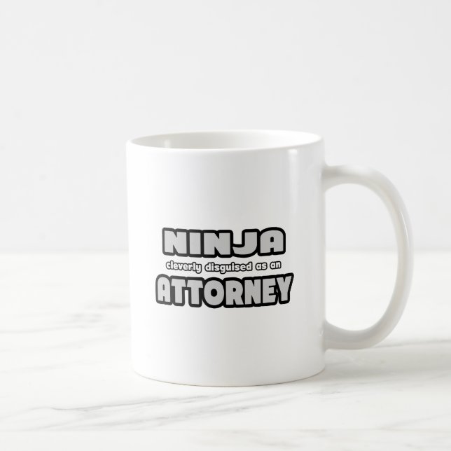 Mug Ninja Clairement déguisé en procureur (Droite)