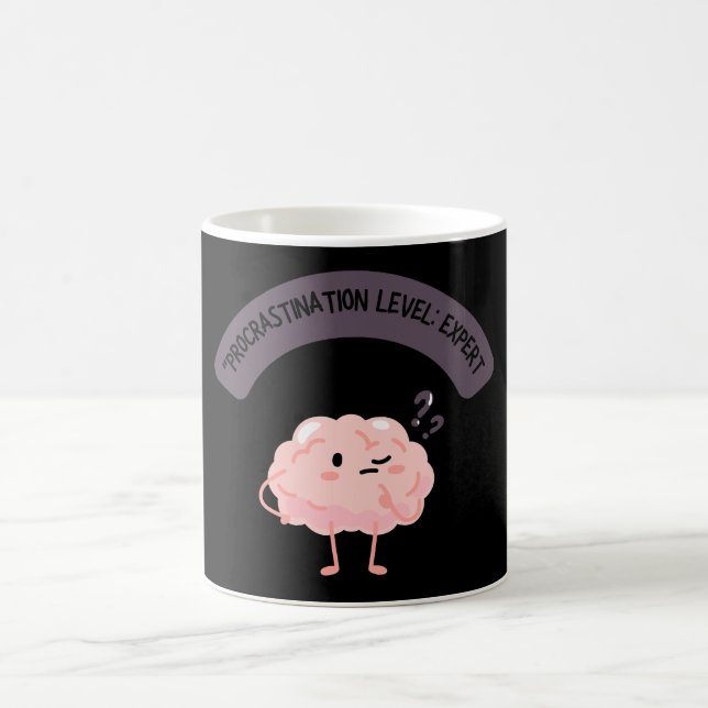 Mug Niveau de procrastination : Expert – Cerveau drôle (Centre)