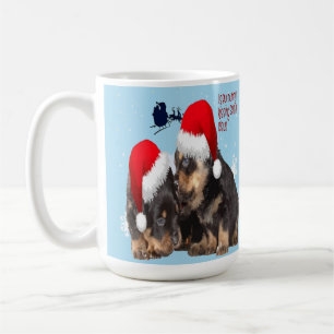 Mug Noël blanc de chiot avec le traîneau du Père Noël