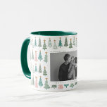 Mug Noël des arbres de Noël colorés<br><div class="desc">Feuilles de papier enveloppant Noël de Noël de Noël</div>
