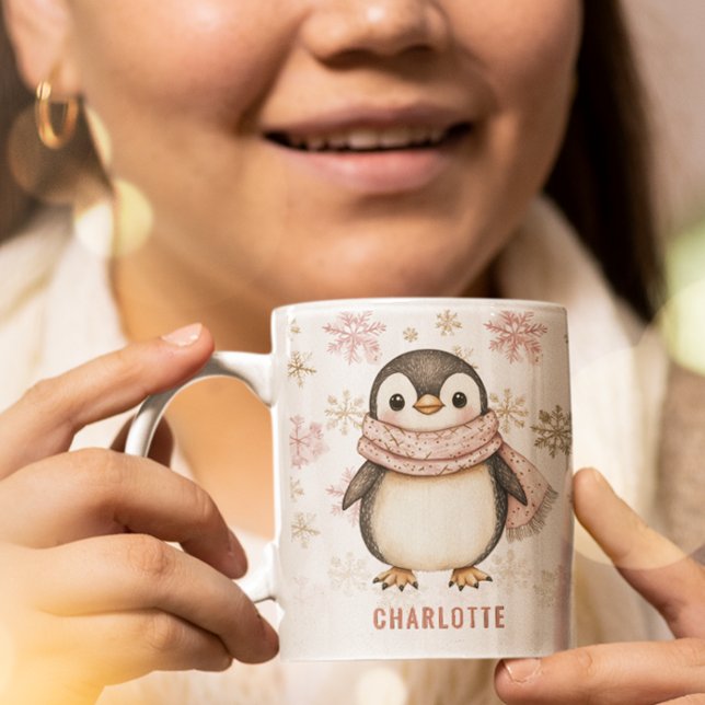 Mug Noël Pingouin d'hiver rose mignon personnalisé (Personalized Cute Pink Winter Penguin Christmas Coffee Mug)