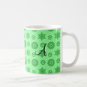 Mug Noël vert clair de monogramme tient le premier