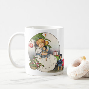 Mug Noël vintage, fille heureuse jouant avec des poupé