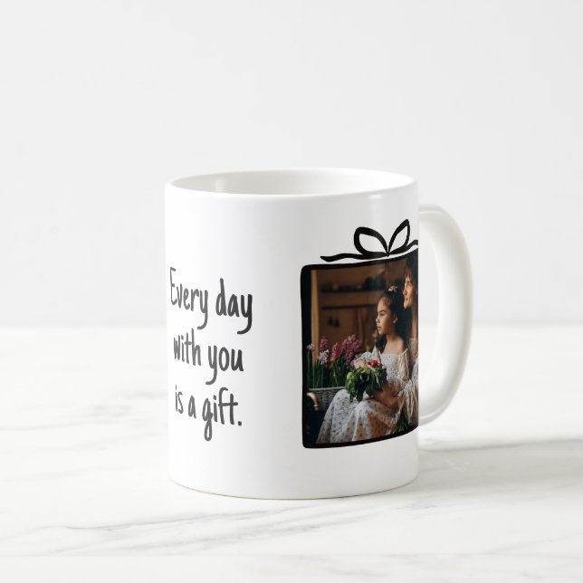 Mug Nœud de boîte cadeau dessiné à la main Noir Blanc  (Devant droit)