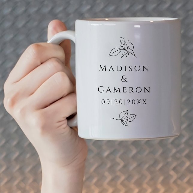 Mug Noir Blanc Elégant Mariage Feuilles Noms Date (Black White Elegant Wedding Leaves Names Date Coffee Mug Close Up)