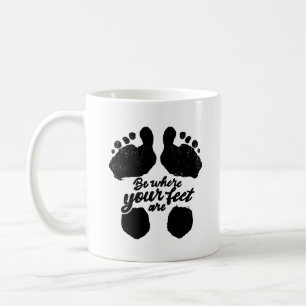 Mug Noir et blanc "Soyez là où vos pieds sont" Imprime