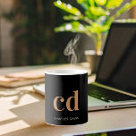 Mug Noir or monogramme initiales moderne<br><div class="desc">Un arrière - plan noir classique et chic. Personnalisez et ajoutez vos initiales de monogramme écrites avec des lettres en blocs dorés et votre nom en blanc. Moderne,  tendance et simple.</div>