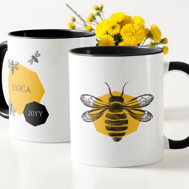 Mug Nom Année Rucher Jaune Abeille Mignonne pour A (Cute Bee Yellow Honeycomb Name Year Mug for Friend)