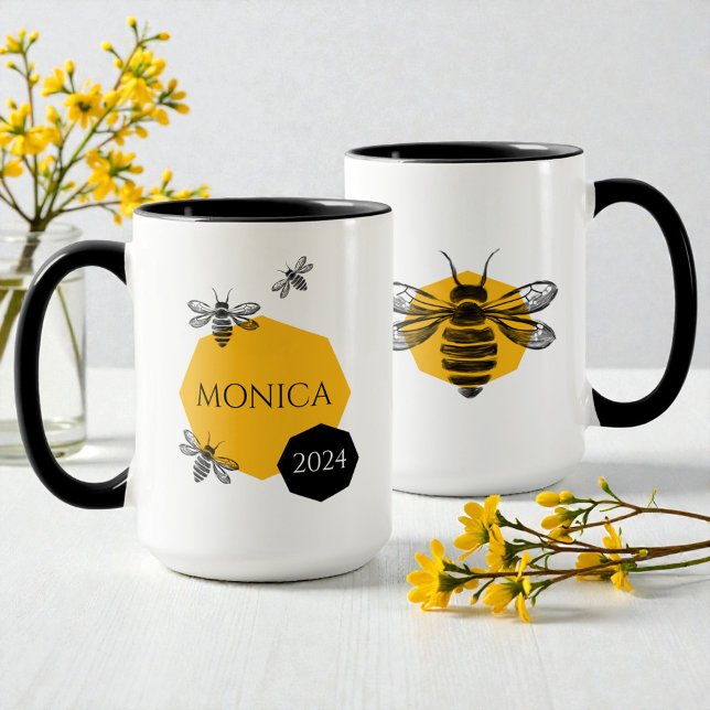 Mug Nom d'ami de ruche d'abeille mignonne jaune noir m (Modern Yellow Black Cute Bee Honeycomb Friend Name Mug)