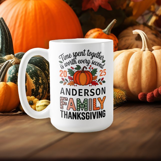 Mug Nom de famille Année Thanksgiving Diner Keepsaké ("Time spent together is worth every second" Thanksgiving family keepsake mug)