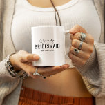 Mug Nom de la proposition d'aide-ménée amusante<br><div class="desc">Drôle cadeau de demoiselle d'honneur avec leur nom,  le titre 'BRIDESMAID',  et le dicton (le fou) qui peut être changé pour convenir à chaque personnalité de votre femme d'honneur choisie.</div>