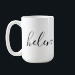 Mug Nom de script Cadeau personnalisé Noir Blanc<br><div class="desc">Une magnifique bouteille d'eau présentant un nom personnalisé dans une police de caractères moderne et élégante. En noir et blanc. Merveilleux comme cadeau pour la fête des mères,  les vacances,  un anniversaire,  une pendaison de crémaillère ou pour une demoiselle d'honneur.</div>
