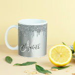 Mug Nom des gouttes de Parties scintillant d'argent Mo<br><div class="desc">Cette conception peut être personnalisée dans la zone fournie en modifiant la photo et/ou le texte. Vous pouvez également le customiser en cliquant sur Personnaliser ce Modèle, puis en choisissant l'option cliquer pour customiser et supprimer ou modifier la couleur de l'arrière - plan, ajouter du texte, modifier la couleur ou...</div>