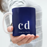 Mug Nom des initiales du monogramme blanc bleu marine<br><div class="desc">Un arrière - plan bleu marine. La couleur bleue est inégale. Personnalisez et ajoutez un nom et des initiales monographiques (x3). Le nom est écrit en blanc avec des lettres en bloc modernes.</div>