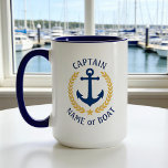 Mug Nom du bateau capitaine Ancre Gold Style Laurel La<br><div class="desc">Une tasse à café de 15 onces personnalisée à deux tons avec rang de capitaine ou autre titre, votre nom de bateau, nom de famille ou autre texte souhaité. Doté d'une ancre nautique conçue sur mesure, de feuilles de lauriers de style or et d'un emblème d'étoiles. Plusieurs couleurs d'accent à...</div>