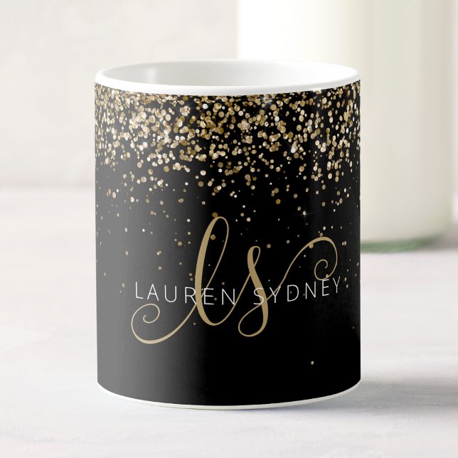 Mug Nom du monogramme de la Parties scintillant d'or (A personalized mug with your monogram in a chic font and gold glitter on a black background.)