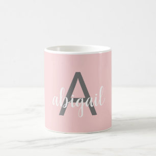 Mug Nom du monogramme moderne rose pâle personnalisé