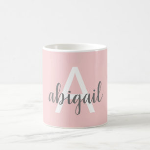 Mug Nom du monogramme moderne rose pâle personnalisé