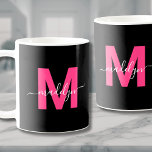 Mug Nom du script rose élégant Monogramme initial<br><div class="desc">Personnalisé Moderne Élégant Pink Et Noir Nom Script Initiale Monogramme Café Mug. Cette tasse chic et féminine apporte une touche personnelle et élégante à toute collection d'amoureux du café ou du thé. Doté d'une initiale rose magenta audacieuse sur un arrière - plan noir élégant portant un nom de script blanc...</div>