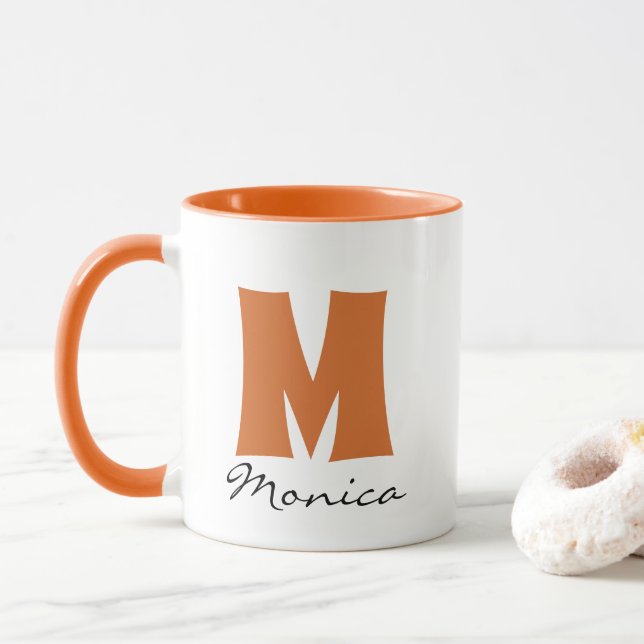 Mug Nom et monogramme personnalisés du script (Avec donut)