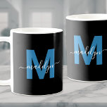 Mug Nom initial bleu Monogramme<br><div class="desc">Personnalisé Moderne Bleu Noir Et Blanc Initiale Nom De Script Monogramme Café Mug. Cette tasse monogramme élégante allie un style minimaliste moderne à un look simple et élégant, parfait pour les amateurs de café ou de thé. Doté d'une initiale bleue audacieuse sur un arrière - plan noir et d'un nom...</div>